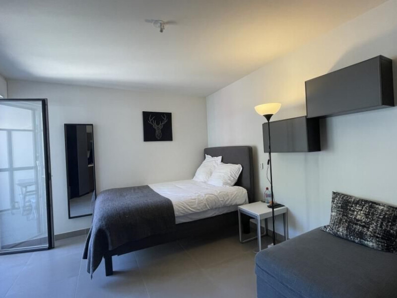 Beau studio meublé et équipé