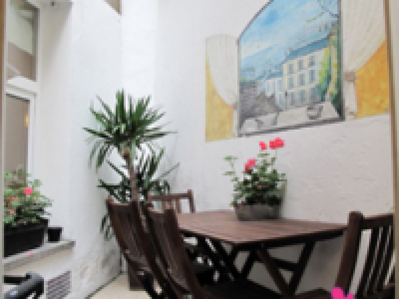 sous location charmant 2 pieces en plein coeur des abbesses avec terrasse, Paris 18éme (pour 4 personnes)