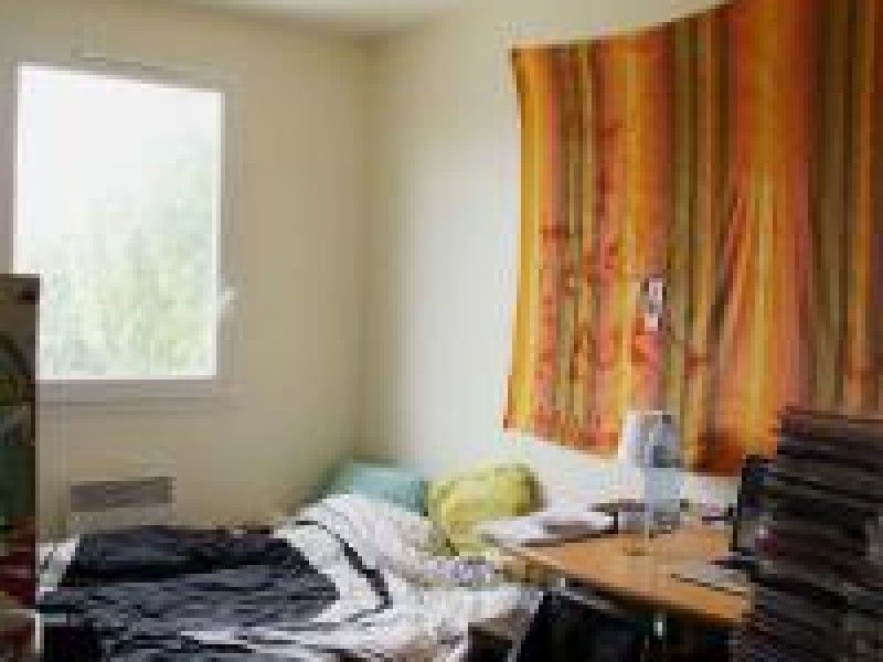 Sous Location d'une chambre (dans une maison) dans la banlieue parisienne proche pour le mois d'Aout.