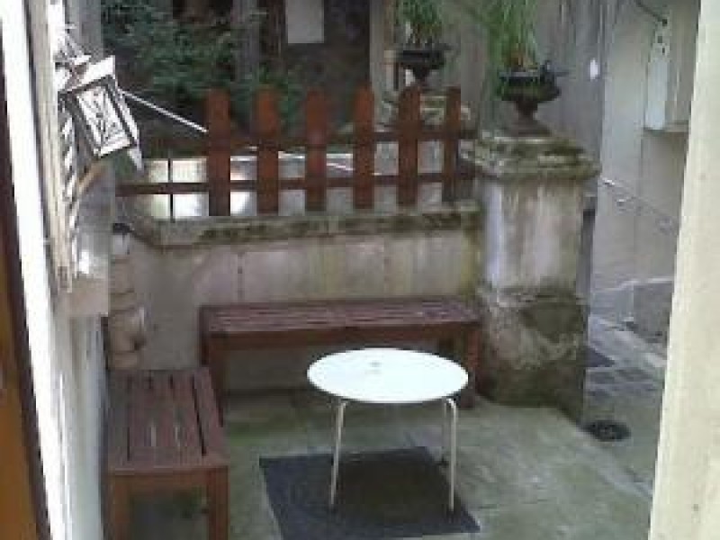 URGENT PARIS 18 studio charmant et pitoresque à montmartre , 26m2 + cour intèrieure. 700eu à louer juillet aout 2012